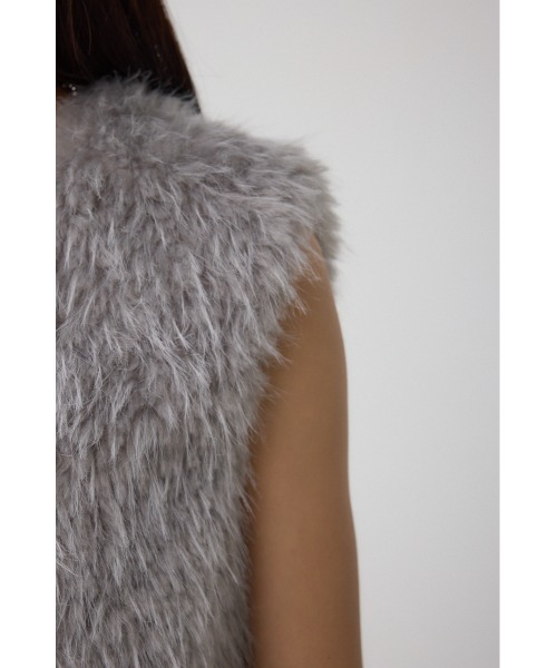 AZUL by moussy（アズールバイマウジー）の「フェイクファーベスト（ベスト・レディース・ベージュ/グレー/アイボリー・FREE）」の13枚目の写真