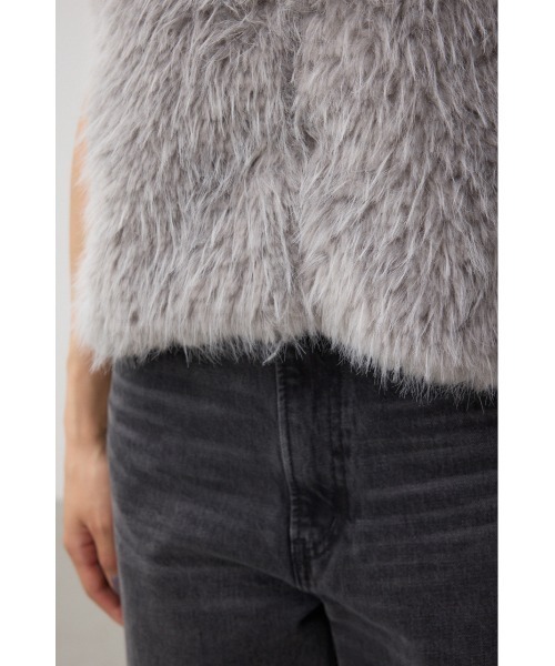 AZUL by moussy（アズールバイマウジー）の「フェイクファーベスト（ベスト・レディース・ベージュ/グレー/アイボリー・FREE）」の14枚目の写真