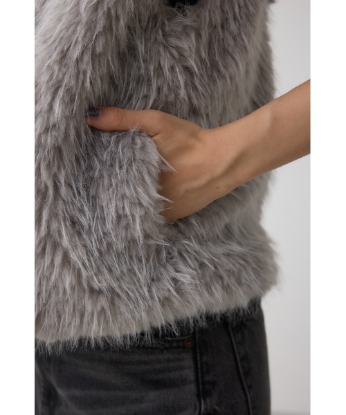 AZUL by moussy（アズールバイマウジー）の「フェイクファーベスト（ベスト・レディース・ベージュ/グレー/アイボリー・FREE）」の15枚目の写真