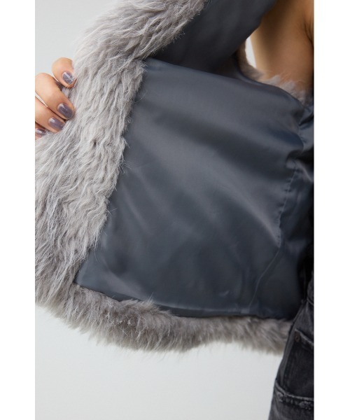 AZUL by moussy（アズールバイマウジー）の「フェイクファーベスト（ベスト・レディース・ベージュ/グレー/アイボリー・FREE）」の16枚目の写真