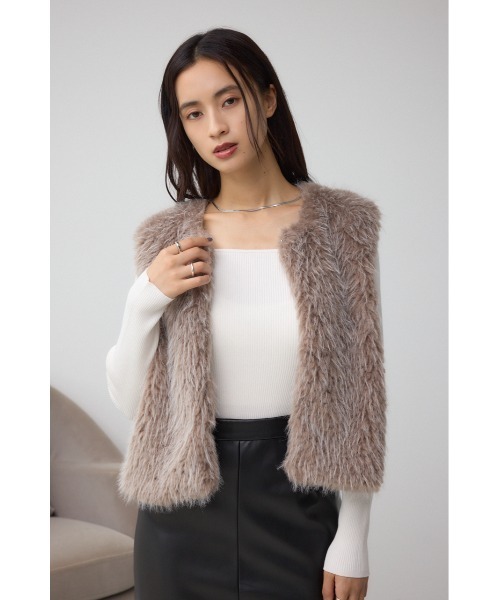 AZUL by moussy（アズールバイマウジー）の「フェイクファーベスト（ベスト・レディース・ベージュ/グレー/アイボリー・FREE）」の18枚目の写真