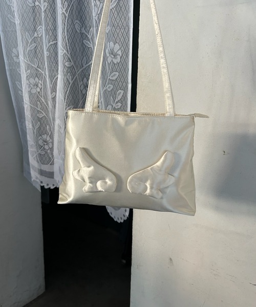 idem(イデム)の「angel satin shoulder bag / エンジェルモチーフサテンショルダーバッグ(ショルダーバッグ・レディース・ピンク/アイボリー/ブラック・FREE)」の2枚目の写真