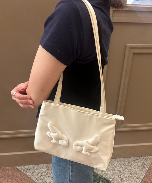 idem(イデム)の「angel satin shoulder bag / エンジェルモチーフサテンショルダーバッグ(ショルダーバッグ・レディース・ピンク/アイボリー/ブラック・FREE)」の4枚目の写真