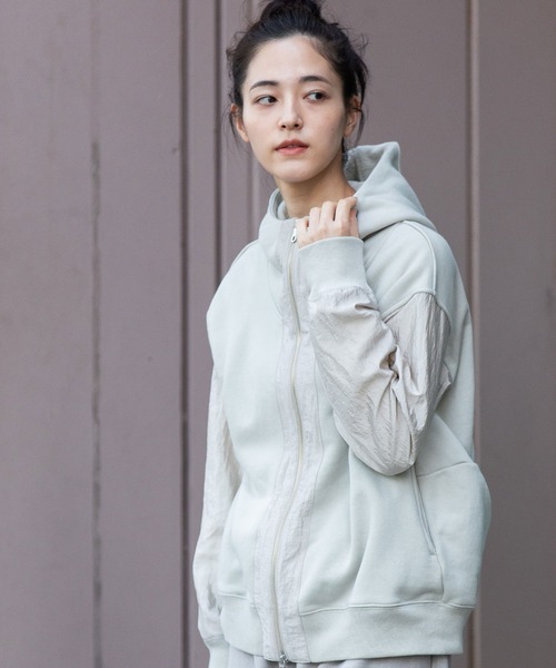 Munich（ミューニック）の「裏毛×ナイロンジップアップフーディー（パーカー・レディース・グレイッシュベージュ/ブラック/ピンク・FREE）」の3枚目の写真