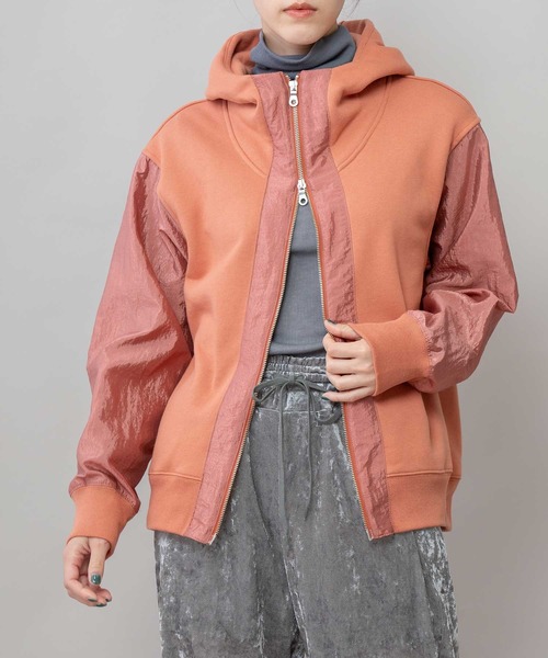 Munich（ミューニック）の「裏毛×ナイロンジップアップフーディー（パーカー・レディース・グレイッシュベージュ/ブラック/ピンク・FREE）」の4枚目の写真