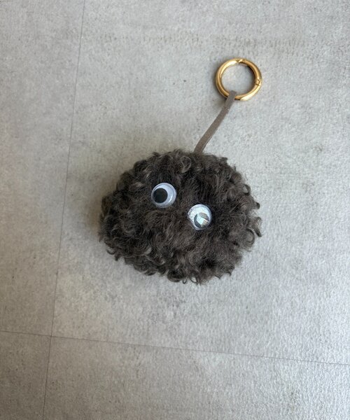 DouDou（ドゥドゥ）の「めだまファーチャーム（その他小物・レディース・グレー/キャメル/グレイッシュベージュ・FREE）」の5枚目の写真