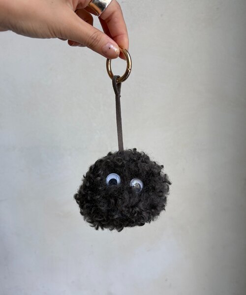 DouDou（ドゥドゥ）の「めだまファーチャーム（その他小物・レディース・グレー/キャメル/グレイッシュベージュ・FREE）」の6枚目の写真