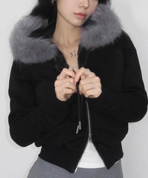 .KOM(ドットコム)の「A'GEM/9 × .kom 『.KOM/ドットケーオーエム』Gray Faux Fur Hoodie Zip-Up Sweatshirt/グレーファーフーディージップスウェット(パーカー・レディース・ブラック・M)」の1枚目の写真