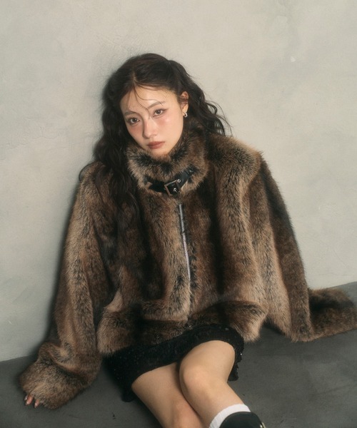 ANDGEEBEE(アンジービー)の「ベルトエコファーコート(その他アウター・レディース・ブラウン/グレー・FREE)」の1枚目の写真