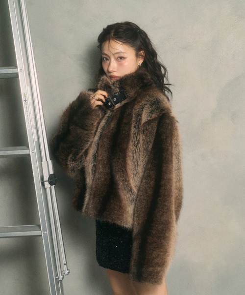 ANDGEEBEE(アンジービー)の「ベルトエコファーコート(その他アウター・レディース・ブラウン/グレー・FREE)」の4枚目の写真