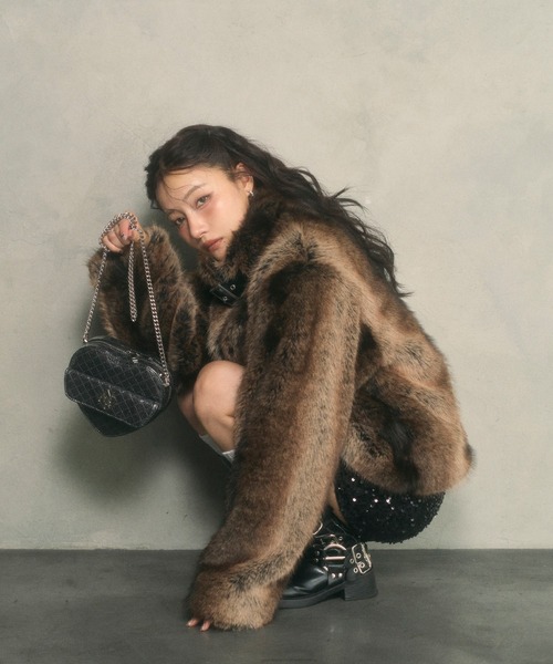 ANDGEEBEE(アンジービー)の「ベルトエコファーコート(その他アウター・レディース・ブラウン/グレー・FREE)」の8枚目の写真