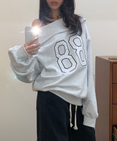 FREE STYLISTS(フリー スタイリスト)の「YUGA_YGMC Off-the-shoulder logo sweatshirt(スウェット・レディース・ネイビー/ライトグレー・FREE)」の5枚目の写真