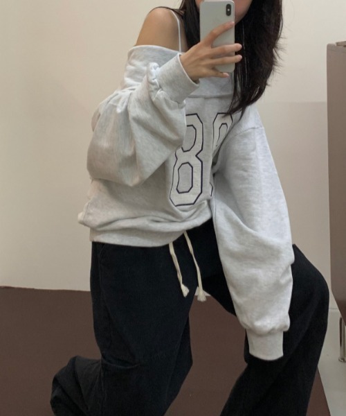 FREE STYLISTS(フリー スタイリスト)の「YUGA_YGMC Off-the-shoulder logo sweatshirt(スウェット・レディース・ネイビー/ライトグレー・FREE)」の7枚目の写真