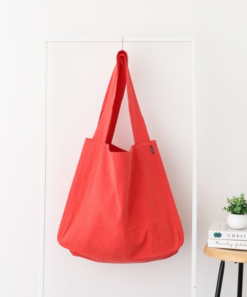 l'atelier Nuuit(アトリエヌイ)の「ウォッシュドコットン ラウンドバッグ XL(トートバッグ・レディース・ブルー/ダークオレンジ/ローズ/グリーン/ネイビー/パープル/ミント・ONE SIZE)」の7枚目の写真