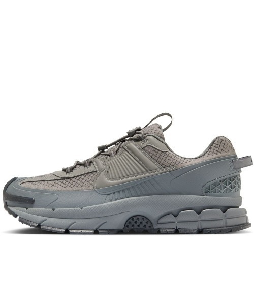 NIKE(ナイキ)の「NIKE Zoom Vomero Roam(ナイキ ズーム ボメロ ローム)(スニーカー・メンズ・ブラック系・28.5cm/29cm/26cm/26.5cm/27cm/27.5cm/28cm/25cm/25.5cm)」の2枚目の写真