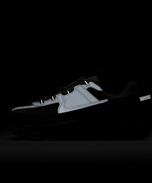 NIKE(ナイキ)の「NIKE Zoom Vomero Roam(ナイキ ズーム ボメロ ローム)(スニーカー・メンズ・ブラック系・28.5cm/29cm/26cm/26.5cm/27cm/27.5cm/28cm/25cm/25.5cm)」の13枚目の写真