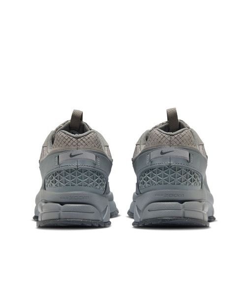 NIKE(ナイキ)の「NIKE Zoom Vomero Roam(ナイキ ズーム ボメロ ローム)(スニーカー・メンズ・ブラック系・28.5cm/29cm/26cm/26.5cm/27cm/27.5cm/28cm/25cm/25.5cm)」の6枚目の写真