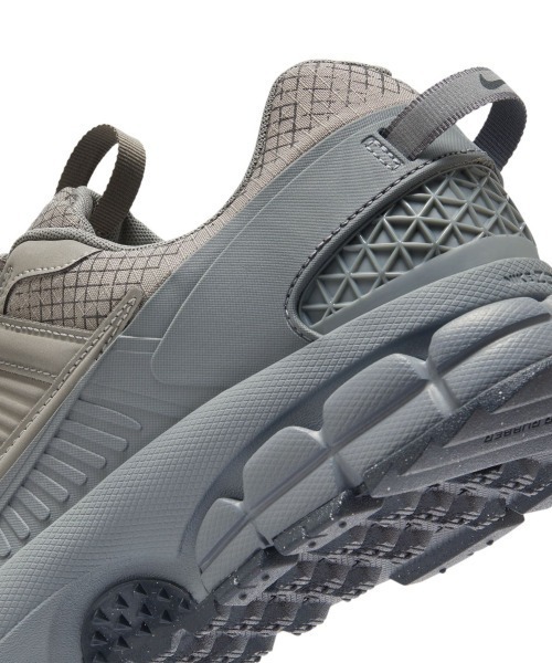 NIKE(ナイキ)の「NIKE Zoom Vomero Roam(ナイキ ズーム ボメロ ローム)(スニーカー・メンズ・ブラック系・28.5cm/29cm/26cm/26.5cm/27cm/27.5cm/28cm/25cm/25.5cm)」の11枚目の写真