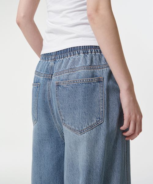 MUSINSA STANDARD WOMAN（ムシンサスタンダードウーマン）の「ウィメンズルーズトラペーズバンディングデニムパンツ[ライトインディゴ]（デニムパンツ・レディース・その他・30/24/26/28）」の5枚目の写真