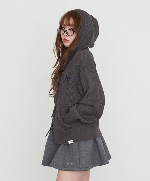 RAY CASSIN（レイカズン）の「ケーブル胸刺繍パーカー（パーカー・レディース・ライトベージュ/ダークグレー/グレー・FREE）」の3枚目の写真