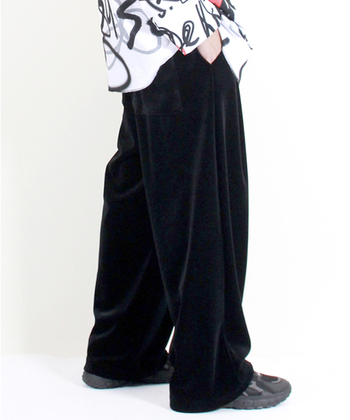 DEMARC(ドゥマーク)の「ベルベット合皮ワンタックリアルワイドパンツブラック(スウェットパンツ・メンズ・その他・MEDIUM/LARGE)」の1枚目の写真