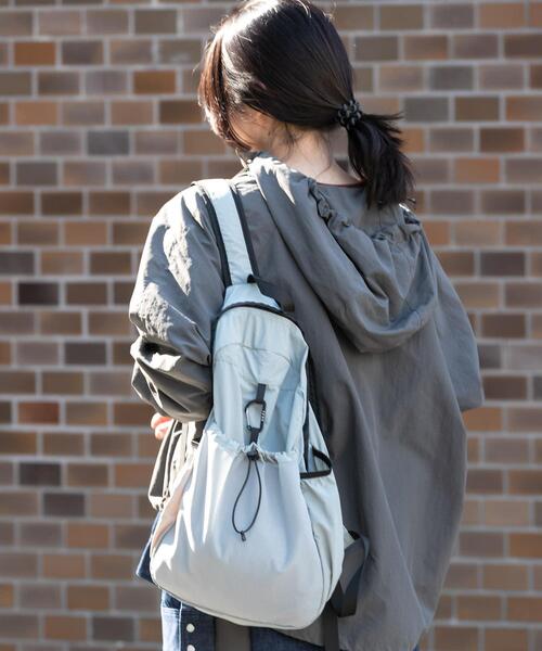 EKAL（エカル）の「EASY DAYPACK（バックパック/リュック・レディース・ベージュ系その他/ベージュ/ブルー/ブラック・ONE）」の4枚目の写真