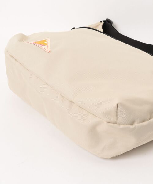 KELTY（ケルティ）の「体にフィット【KELTY】ES CURVE SHOULDER M ショルダーバッグ（ショルダーバッグ・レディース・マスタード/ネイビー/ベージュ/ブラック系/アニマル/スカイブルー/オリーブ/ブラウン系/ブラック/ホワイト系1/セージグリーン/タン/レオパード・ONE SIZE）」の14枚目の写真