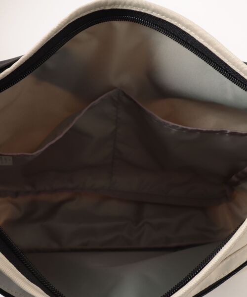 KELTY（ケルティ）の「体にフィット【KELTY】ES CURVE SHOULDER M ショルダーバッグ（ショルダーバッグ・レディース・マスタード/ネイビー/ベージュ/ブラック系/アニマル/スカイブルー/オリーブ/ブラウン系/ブラック/ホワイト系1/セージグリーン/タン/レオパード・ONE SIZE）」の15枚目の写真