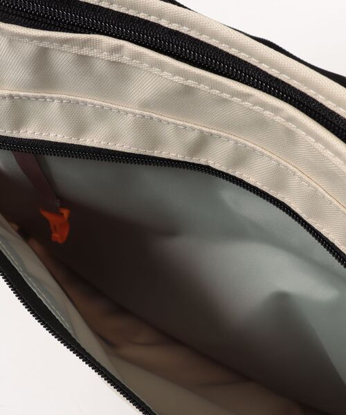KELTY（ケルティ）の「体にフィット【KELTY】ES CURVE SHOULDER M ショルダーバッグ（ショルダーバッグ・レディース・マスタード/ネイビー/ベージュ/ブラック系/アニマル/スカイブルー/オリーブ/ブラウン系/ブラック/ホワイト系1/セージグリーン/タン/レオパード・ONE SIZE）」の16枚目の写真