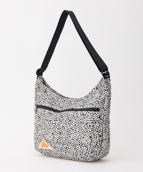 KELTY（ケルティ）の「体にフィット【KELTY】ES CURVE SHOULDER M ショルダーバッグ（ショルダーバッグ・レディース・マスタード/ネイビー/ベージュ/ブラック系/アニマル/スカイブルー/オリーブ/ブラウン系/ブラック/ホワイト系1/セージグリーン/タン/レオパード・ONE SIZE）」の2枚目の写真