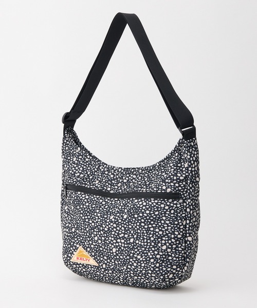 KELTY（ケルティ）の「体にフィット【KELTY】ES CURVE SHOULDER M ショルダーバッグ（ショルダーバッグ・レディース・マスタード/ネイビー/ベージュ/ブラック系/アニマル/スカイブルー/オリーブ/ブラウン系/ブラック/ホワイト系1/セージグリーン/タン/レオパード・ONE SIZE）」の4枚目の写真