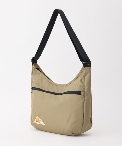 KELTY（ケルティ）の「体にフィット【KELTY】ES CURVE SHOULDER M ショルダーバッグ（ショルダーバッグ・レディース・マスタード/ネイビー/ベージュ/ブラック系/アニマル/スカイブルー/オリーブ/ブラウン系/ブラック/ホワイト系1/セージグリーン/タン/レオパード・ONE SIZE）」の6枚目の写真