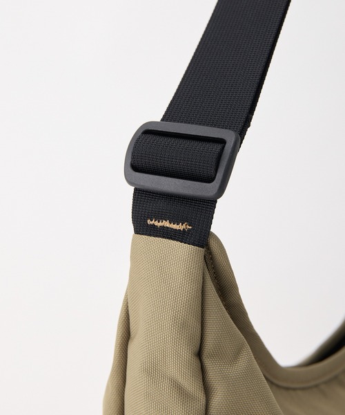 KELTY（ケルティ）の「体にフィット【KELTY】ES CURVE SHOULDER M ショルダーバッグ（ショルダーバッグ・レディース・マスタード/ネイビー/ベージュ/ブラック系/アニマル/スカイブルー/オリーブ/ブラウン系/ブラック/ホワイト系1/セージグリーン/タン/レオパード・ONE SIZE）」の19枚目の写真
