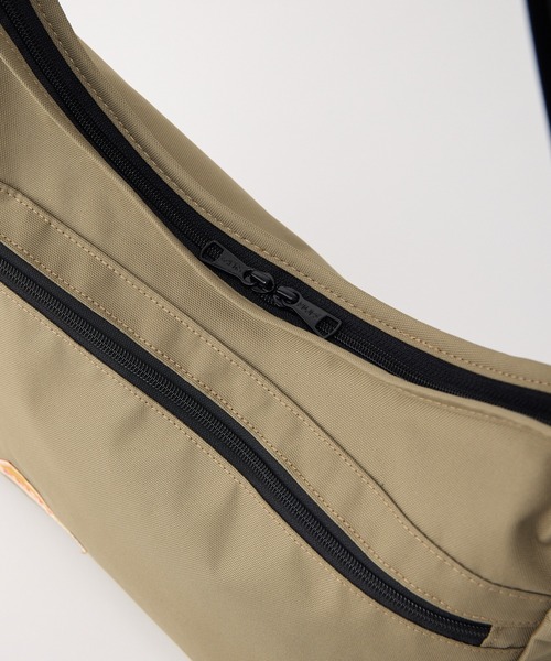 KELTY（ケルティ）の「体にフィット【KELTY】ES CURVE SHOULDER M ショルダーバッグ（ショルダーバッグ・レディース・マスタード/ネイビー/ベージュ/ブラック系/アニマル/スカイブルー/オリーブ/ブラウン系/ブラック/ホワイト系1/セージグリーン/タン/レオパード・ONE SIZE）」の20枚目の写真