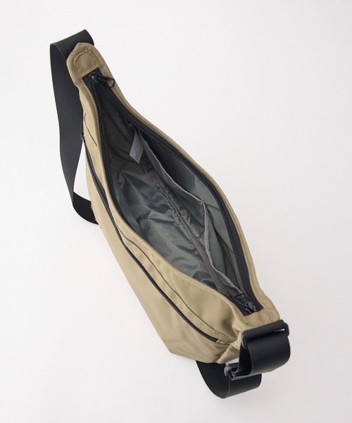 KELTY（ケルティ）の「体にフィット【KELTY】ES CURVE SHOULDER M ショルダーバッグ（ショルダーバッグ・レディース・マスタード/ネイビー/ベージュ/ブラック系/アニマル/スカイブルー/オリーブ/ブラウン系/ブラック/ホワイト系1/セージグリーン/タン/レオパード・ONE SIZE）」の22枚目の写真