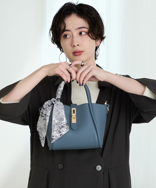 31 Sons de mode（トランテアン　ソン　ドゥ　モード）の「ギャザーハンドチェーン付きバッグ（ショルダーバッグ・レディース・ブラック/ベージュ/ブルー・ﾌﾘ-）」の3枚目の写真