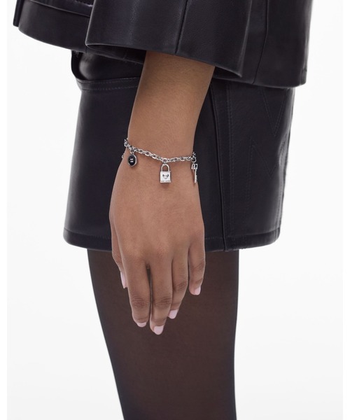 MARC JACOBS（マークジェイコブス）の「BUTTON ENAMEL CHARM BRACELET/ボタン エナメル チャーム ブレスレット（ブレスレット・レディース・シルバー系その他・ONE SIZE）」の2枚目の写真