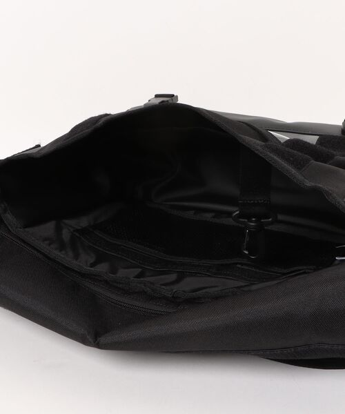 NEW ERA(ニューエラ)の「【NEW ERA/ニューエラ】フィールド ショルダーバッグ 9L ブラック リフレクトシルバー | アウトドア(ショルダーバッグ・メンズ・ブラック・FREE)」の4枚目の写真