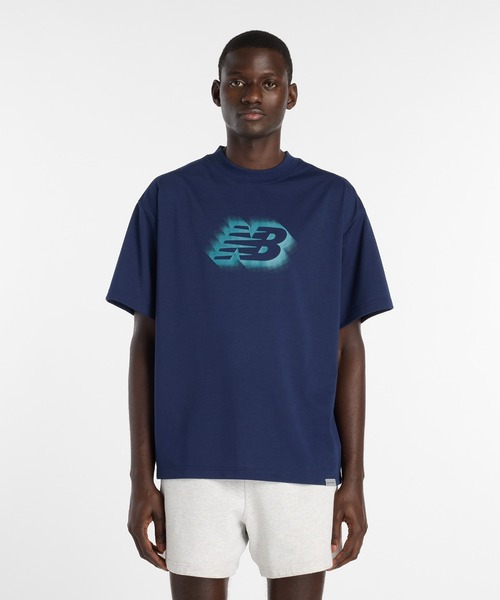 NEW BALANCE(ニューバランス)の「NBロゴTシャツ(Tシャツ/カットソー・メンズ・ネイビー/サックスブルー/ブラック/オフホワイト・XX-LARGE/X-LARGE/LARGE/MEDIUM/SMALL)」の4枚目の写真