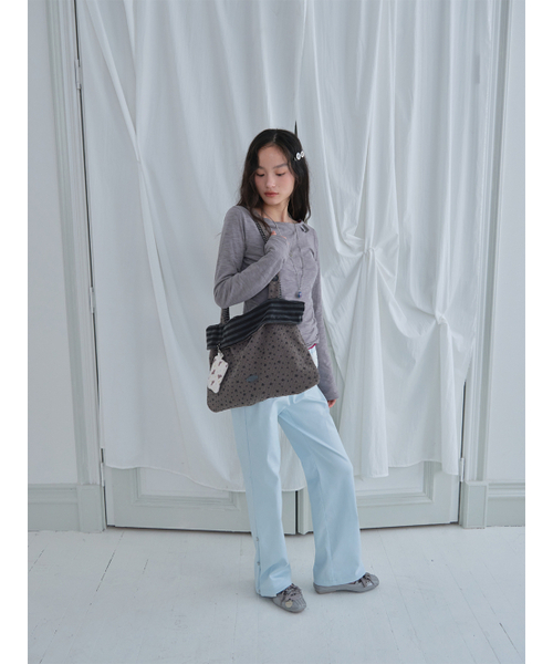 MUWM(ムウム)の「フリップスリーブリバーシブルショルダーバッグ (チャコール)(ショルダーバッグ・レディース・チャコール・FREE)」の2枚目の写真