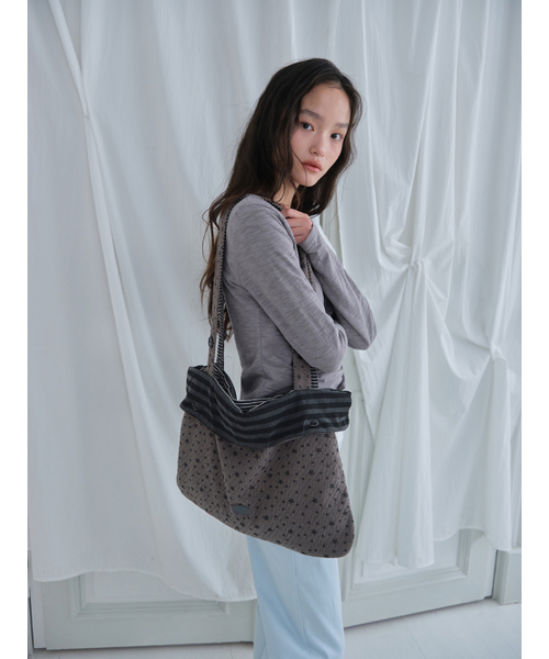 MUWM(ムウム)の「フリップスリーブリバーシブルショルダーバッグ (チャコール)(ショルダーバッグ・レディース・チャコール・FREE)」の3枚目の写真
