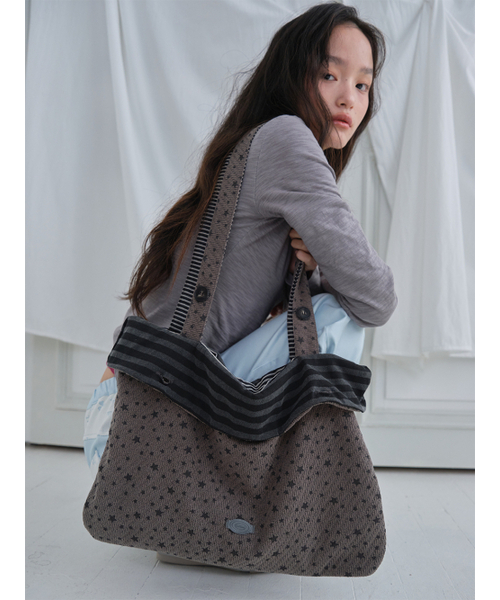 MUWM(ムウム)の「フリップスリーブリバーシブルショルダーバッグ (チャコール)(ショルダーバッグ・レディース・チャコール・FREE)」の4枚目の写真
