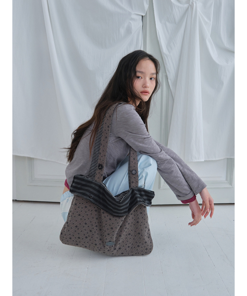 MUWM(ムウム)の「フリップスリーブリバーシブルショルダーバッグ (チャコール)(ショルダーバッグ・レディース・チャコール・FREE)」の5枚目の写真