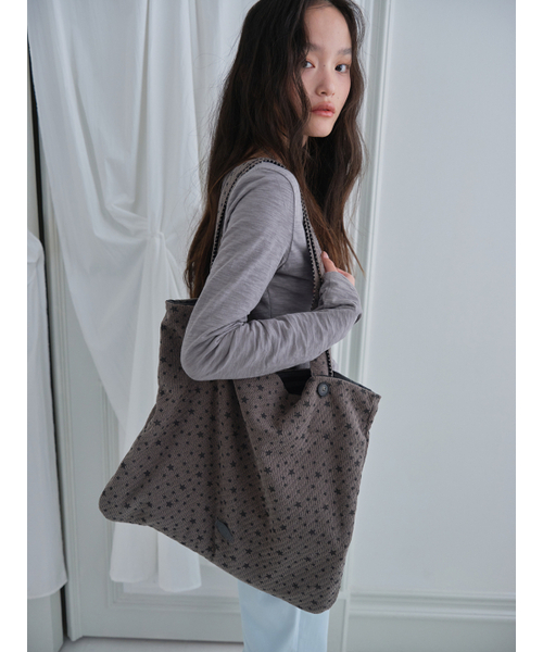MUWM(ムウム)の「フリップスリーブリバーシブルショルダーバッグ (チャコール)(ショルダーバッグ・レディース・チャコール・FREE)」の6枚目の写真
