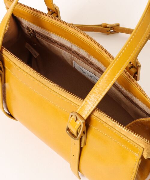 Three Four Time（ｽﾘｰﾌｫｰﾀｲﾑ）の「牛革横長ベルトショルダー（ショルダーバッグ・レディース・マスタード/ブルー・FREE）」の5枚目の写真