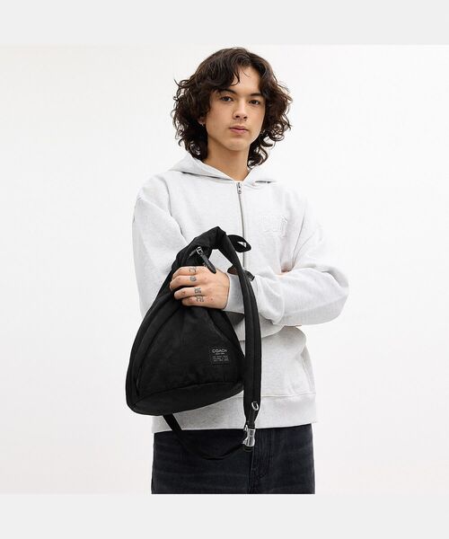 COACH（コーチ）の「ラクラン スリング・シグネチャー ナイロン（ボディバッグ/ウエストポーチ・メンズ・ブラック系その他・ONE）」の8枚目の写真