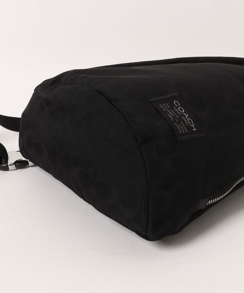 COACH（コーチ）の「ラクラン スリング・シグネチャー ナイロン（ボディバッグ/ウエストポーチ・メンズ・ブラック系その他・ONE）」の2枚目の写真