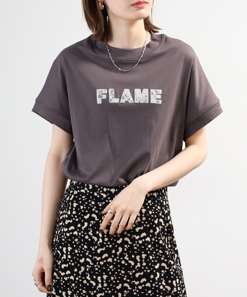 EGLANTINE(エグランティーヌ)の「EGLANTINE レースロゴ刺繍半袖Tシャツ 日本製 ローズペトール(Tシャツ/カットソー・レディース・ブルー/レモンイエロー/オフホワイト/チャコールグレー・38)」の1枚目の写真