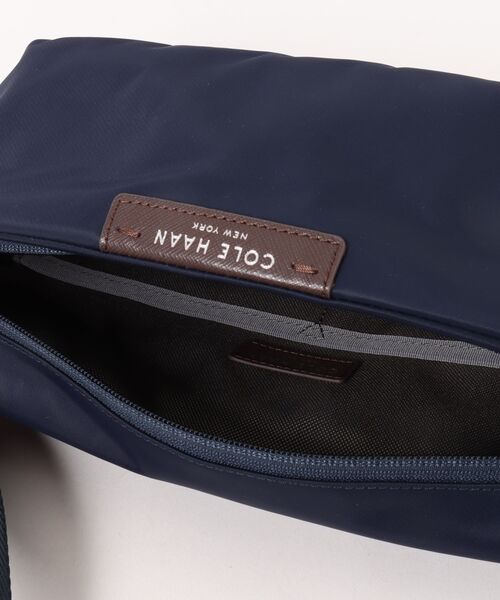 COLE HAAN（コールハーン）の「カールソン イーストウエスト スリング mens（ボディバッグ/ウエストポーチ・メンズ・ネイビー・OSFA）」の7枚目の写真