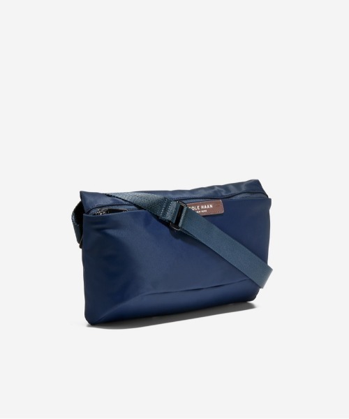 COLE HAAN（コールハーン）の「カールソン イーストウエスト スリング mens（ボディバッグ/ウエストポーチ・メンズ・ネイビー・OSFA）」の3枚目の写真